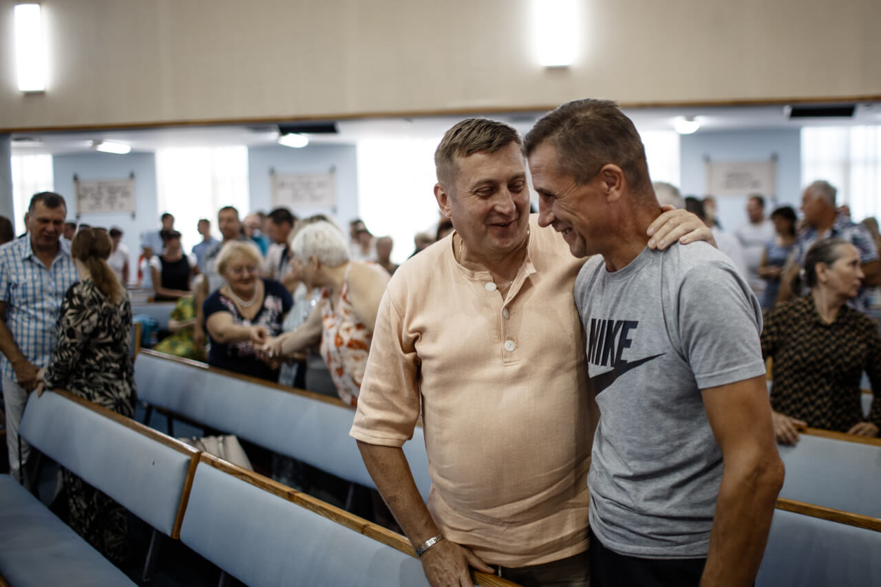 Люди вітаються після богослужіння